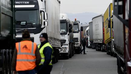 Des camions bloquent le p&eacute;age de Saint-Avold (Moselle) lors d'une pr&eacute;c&eacute;dente journ&eacute;e d'action, le 28 janvier 2015. (MAXPPP)