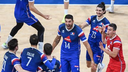 The French team celebrates its victory against Brazil (3 sets to 2) during the League of Nations, in Manila (Philippines), on June 23, 2024. (JAM STA ROSA / AFP)