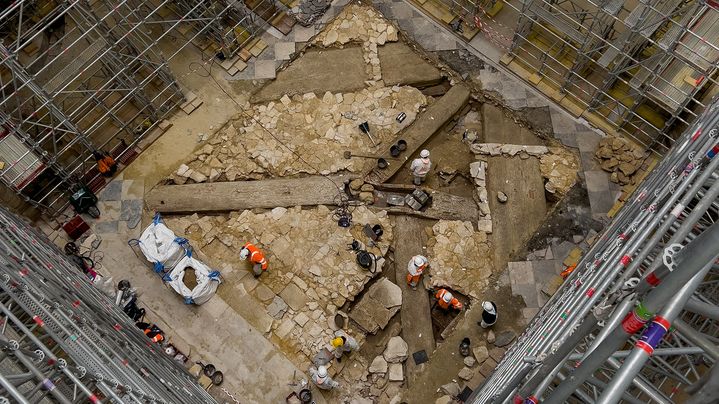 Une vue générale de la fouille, en mars 2022, de Notre-Dame de Paris, depuis les échafaudages. (DENIS GLIKSMAN / INRAP)