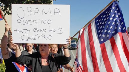 &nbsp; (Une Américaine porte un panneau "Obama est un meurtrier comme les Castro" © Reuters-Javier Galeano)