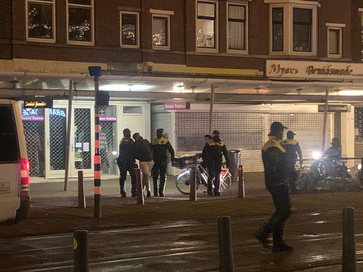 La police a interpellé 33 manifestants à Rotterdam (Pays-Bas), mardi 26 janvier au soir. (MATHILDE VINCENEUX / RADIOFRANCE)