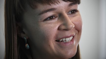 Ksenia Fadeïeva assiste à un entretien avec l'AFP dans la ville sibérienne de Tomsk, le 7 septembre 2020. (ALEXANDER NEMENOV / AFP)