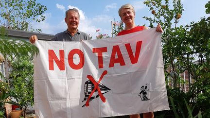 Paolo et Sabine, à Turin le 25 août 2019, sont deux opposants au projet de TGV entre Lyon et Turin. Le TAV (treno ad alta velocità, train à grande vitesse) est à leurs yeux "un grand projet imposé et inutile". (ISABELLE LABEYRIE / RADIO FRANCE)