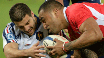 Sofiane Guitoune à la lutte avec Fetu'u Vainikolo lors de France-Tonga