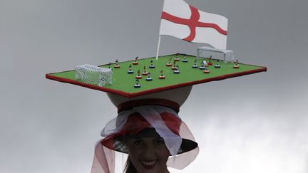 Et au fil des ans, ce d&eacute;fil&eacute; d'accessoire s'est transform&eacute; petit &agrave; petit en concours d'excentricit&eacute; so british. (STEFAN WERMUTH / REUTERS)