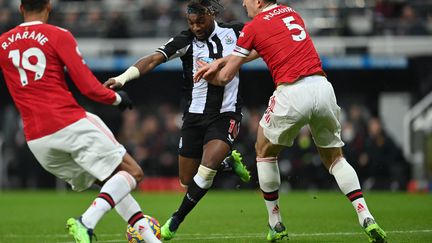 Allan Saint-Maximin s'apprête à frapper pour l'ouverture du score, le 27 décembre 2021, face à Manchester United. (PAUL ELLIS / AFP)