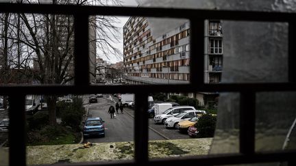 Vue, par la fenêtre aux verres cassés d'un immeuble délabré, sur le quartier du Chêne Pointu, à Clichy-sous-Bois, en banlieue parisienne.&nbsp; (PHILIPPE LOPEZ / AFP)