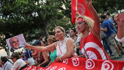 Journée nationale de la femme à Tunis, le 13 août 2018. Des femmes manifestent en portant les couleurs de la Tunisie et un portrait de Habib Bourguiba, père de l'indépendance du pays (en 1956).&nbsp; (CHEDLY BEN IBRAHIM / NURPHOTO / AFP)