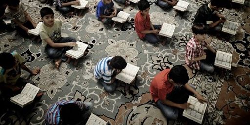 Jeunes garçons en train d'étudier le Coran au Bahrein pendant le ramadan (1-8-2012) (AFP PHOTO/MOHAMMED AL-SHAIKH )