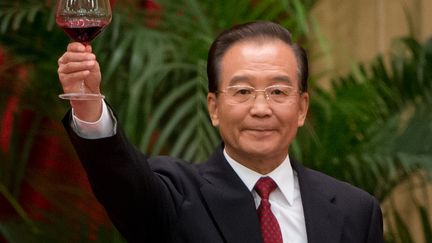 Le Premier ministre chinois, Wen Jiabao, le 29 septembre 2012 &agrave; P&eacute;kin (Chine). Ses proches seraient &agrave; la t&ecirc;te d'une fortune estim&eacute;e &agrave; 2,7 milliards de dollars, selon le quotidien am&eacute;ricain "The New York Times". (ED JONES / AFP)