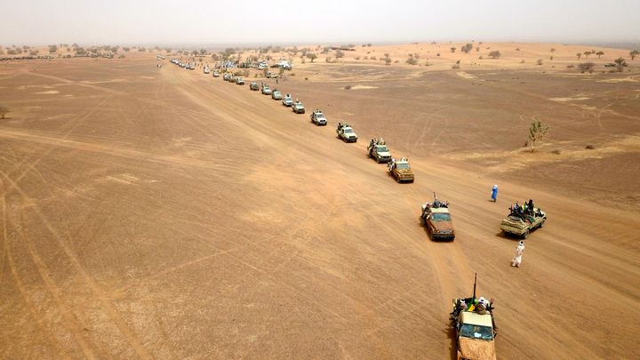 Vue aérienne montrant, le 14 mars 2020, des militants du Mouvement pour le salut de l'Azawad (MSA), groupe politique touareg armé, dans le désert près de Menaka (est du Mali)&nbsp; (SOULEYMANE AG ANARA / AFP)