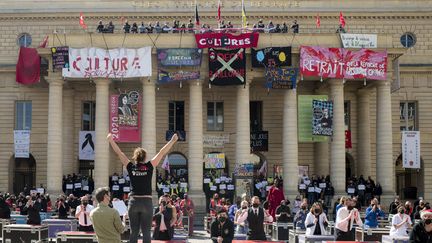 Flashmob d'intermittents du spectacle&nbsp;le 23 avril 2021 à Paris, devant le Théâtre de l'Odéon (NICOLAS PORTNOI / HANS LUCAS / AFP)