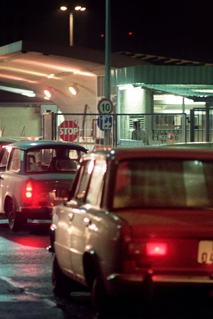 Des résidents de l'Est patientent dans leurs Trabant au passage du checkpoint berlinois d'Invalidenstraßen, le 10 novembre 1989. (PATRICK HERTZOG / AFP)