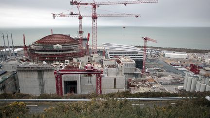 La construction d'un r&eacute;acteur EPR &agrave; la centrale nucl&eacute;aire de Flamanville (Manche), le 19 f&eacute;vrier 2014. (CHARLY TRIBALLEAU / AFP)