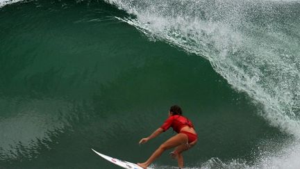 La surfeuse hawa&iuml;enne Rochelle Ballard lors de la finale du championnat ISA World Master Surf&nbsp;&agrave; Tola (Nicaragua), le dimanche 22 juillet 2012. (HECTOR RETAMAL / AFP)