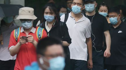 Des personnes masquées dans une rue de Pékin (Chine), jeudi 30 juillet 2020.&nbsp; (KOKI KATAOKA / YOMIURI / AFP)