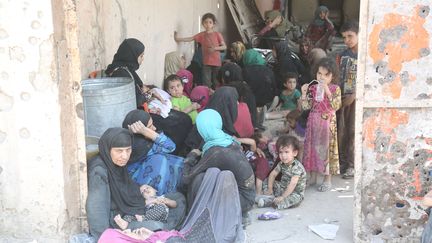 Un groupe de civils irakiens attend d'être évacué dans la vieille ville de Mossoul, en Irak, le 10 juillet 2017. (KHALIL DAWOOD / SIPA / XINHUA)