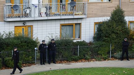 Des policiers britanniques gardent la maison dans laquelle trois femmes ont &eacute;t&eacute; s&eacute;questr&eacute;es pendant une trentaine d'ann&eacute;es, &agrave; Londres (Royaume-Uni), le 23 novembre 2013. (LUKE MACGREGOR / REUTERS )