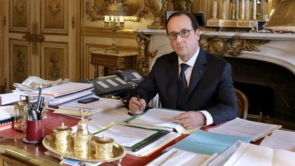 Le pr&eacute;sident Fran&ccedil;ois Hollande dans son bureau &agrave; l'Elys&eacute;e, &agrave; Paris, le 24 f&eacute;vrier 2015. (PHILIPPE WOJAZER / AFP)