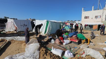 Palestinian families remove their tents from the Al-Aqsa hospital accommodation center, January 7, 2024. (IMAGO/NAAMAN OMAR  APAIMAGES / MAXPPP)