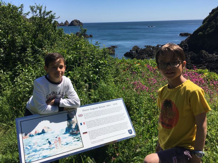 Edouard et Léo face à la baie de Moulin Huet, à Guernesey. (INGRID POHU / RADIO FRANCE)