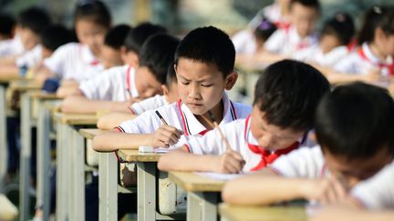 Des&nbsp;élèves participent à un concours de calligraphie dans une école primaire du comté d'Anlong, dans la province du Guizhou (sud-ouest de la Chine), en avril 2021. (Photo d'illustration). (MAXPPP)