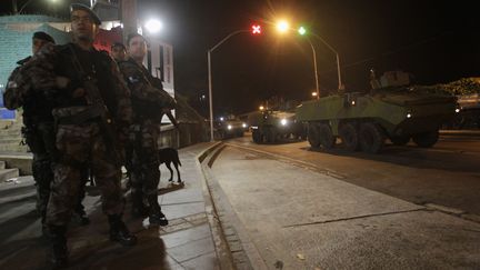 Des militaires participent &agrave; l'op&eacute;ration "Choc de Paix" &agrave; Rio de Janeiro, le 13 novembre 2011.&nbsp; (RICARDO MORAES /&nbsp;REUTERS)