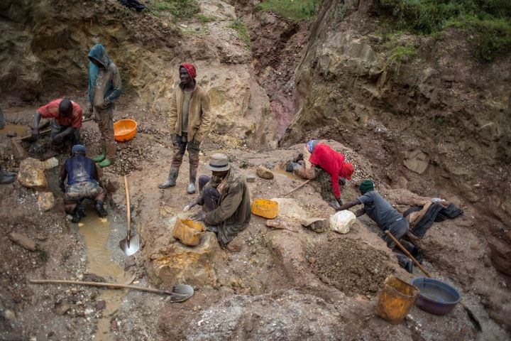 Dans les mines artisanales de l'est de la République démocratique du Congo, c'est à la main que s'effectue le travail, pour récolter la cassiterite ou le coltan. (GRIFF TAPPER / AFP)