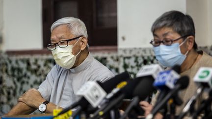 Le cardinal Joseph Zen (à gauche) assiste à une conférence de presse à Hong Kong, le 18 août 2021. (ISAAC LAWRENCE / AFP)