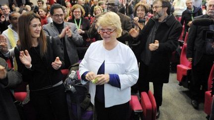 Des militants entourant Eva Joly en décembre 2011 àn Paris (MIGUEL MEDINA / AFP)