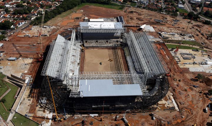 Le stade de Cuiaba, au Br&eacute;sil, pr&ecirc;t "&agrave; 85%" pour la Coupe du monde, d'apr&egrave;s les autorit&eacute;s, le 18 novembre 2013.&nbsp; (PAULO WHITAKER / REUTERS)