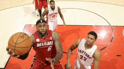 LeBron James à l'attaque du cercle des RaPtors