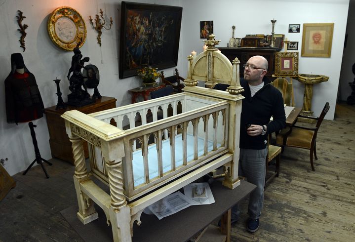 Dariusz Bergier, menuisier polonais, a r&eacute;alis&eacute; un berceau d'inspiration gothique pour William et Kate, le 13 juin 2013, &agrave; Lodz (Pologne). (JANEK SKARZYNSKI / AFP)