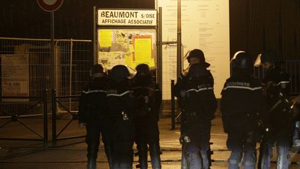 Des gendarmes en faction dans le quartier de Boyenval, à Beaumont-sur-Oise (Val-d'Oise), dans la nuit de mercredi à jeudi 24 novembre 2016.&nbsp; (GEOFFROY VAN DER HASSELT / AFP)