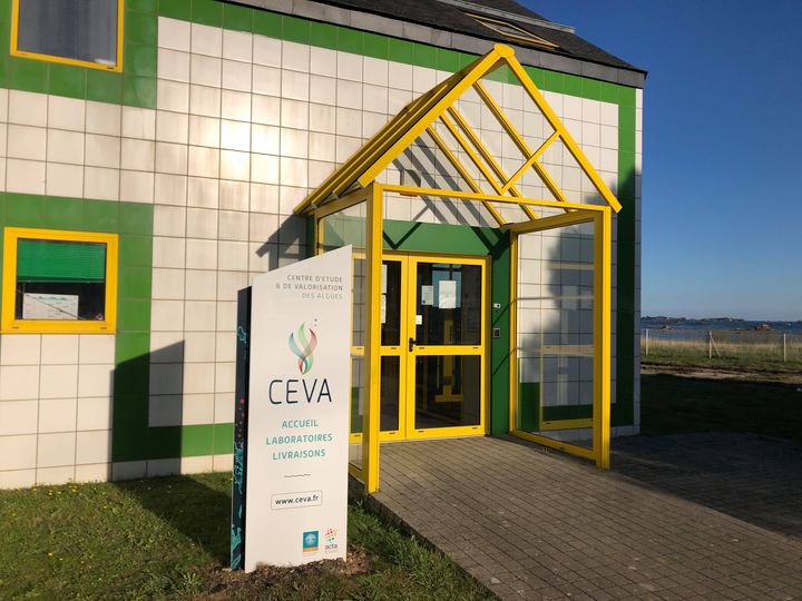 L'entrée du Ceva,&nbsp;centre d'étude et de valorisation des algues (Pleubian). (LUC CHEMLA / RADIO FRANCE)