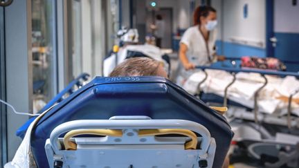 Un patient dans le couloir du service d'urgence de l'hôpital de Perpignan (Pyrénées-Orientales), le 19 juillet 2024. (ARNAUD LE VU / HANS LUCAS / AFP)