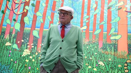 David Hockney le 26 septembre 2017 devant l'oeuvre monumentale, "The Arrival of Spring in Woldgate, East Yorkshire in 2011", qu'il a offerte au Centre Pompidou.
 (Stéphane de Sakutin / AFP)