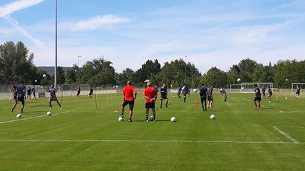 Des&nbsp;exercices sur le terrain d'entraînement de Clermont Foot, à Clermont-Ferrand (Puy-de-Dôme). Photo d'illustration. (EMMANUEL MOREAU / FRANCE-BLEU PAYS D’AUVERGNE)