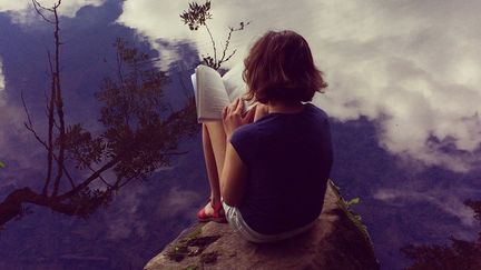 Enfant lisant au bord d'un lac
 (Cyndi Monaghan / Getty)