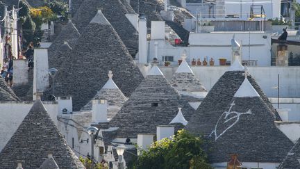 Les toits coniques et les maisons traditionnelles en pierre calcaire du village d'Alberobello, de la région de Bari, dans les Pouilles en Italie. (ELLEN ROONEY/ROBERTHARDING / COLLECTION MIX: SUBJECTS RF / GETTY IMAGES)