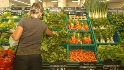 L'UFC Que Choisir demande&nbsp;notamment aux distributeurs de répercuter les baisses des cours des matières agricoles sur les prix alimentaires (photo d'illustration). (JEAN PIERRE AMET / MAXPPP)