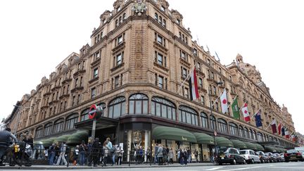 Le célèbre magasin Harrods, à Londres, le 8 mai 2010, après sa vente par Mohamed Al-Fayed au fonds souverain du Qatar. (CARL COURT / AFP)