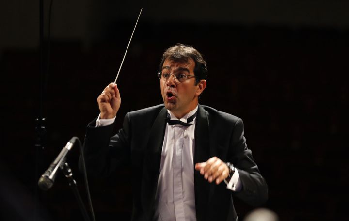 Pejman Memarzadeh dirige l'Orchestre symphonique de Téhéran le 19 avril.
 (ATTA KENARE / AFP)