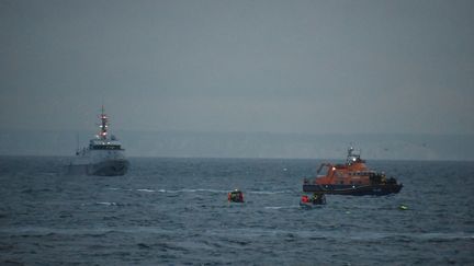 Opération de recherche et et sauvetage suite au naufrage d’un bateau migrant au large de Calais avec l’engagement de ressources françaises et britanniques lors d’une opération sous la coordination du CROSS Gris-Nez, le 12 août 2023. (HANDOUT / MARINE NATIONALE)