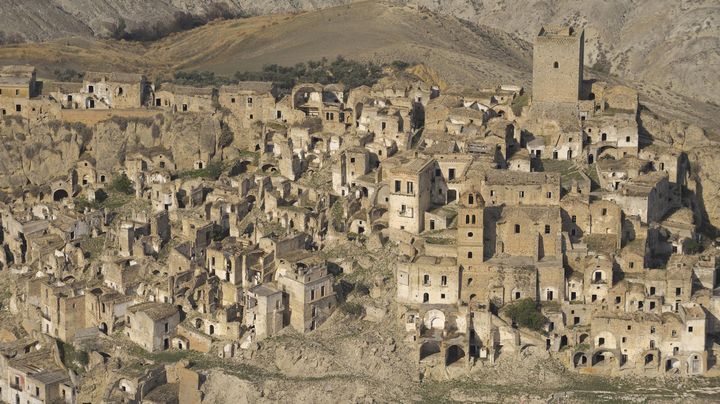 Vue a&eacute;rienne du village de Craco (Italie), prise en octobre 2008. (GUIDO ALBERTO ROSSI / TIPS / AFP)