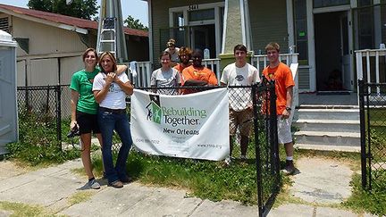 les volontaires de l’association Rebuilding Together New Orleans viennent de tous les Etats pour aider les gens à reconstruire leurs maison.

Les constructions sont financées par des fonds publics et privés, et parfois l’Armée du Salut. Une fois retapées, ces maisons valent entre 60 et 90.000 dollars.

Elles sont en priorité réservées aux propriétaires à faibles revenus, aux personnes âgées, aux handicapés ou encore aux jeunes couples avec des enfants. (Stéphane Dubun)