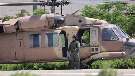 Un hélicoptère qui transportait les ex-otages israéliens libérés le 8 juin 2024 stationne à Ramat Gan (Israël). (PICTURE ALLIANCE / PICTURE ALLIANCE / GETTY IMAGES)