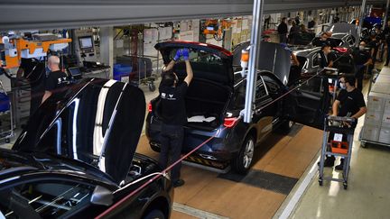 Des employés travaillent dans une usine du constructeur automobile espagnol Seat à Martorell, près de Barcelone, le 29 septembre 2020. Photo d'illustration. (PAU BARRENA / AFP)