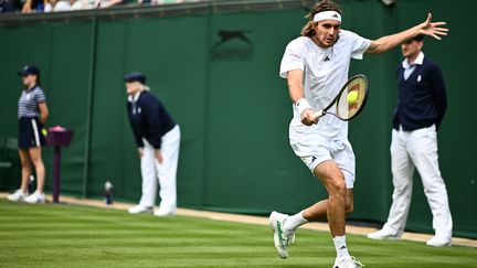 Greek Stefanos Tsitsipas during his first round against Dominic Thiem at Wimbledon, July 4, 2023. (SEBASTIEN BOZON / AFP)