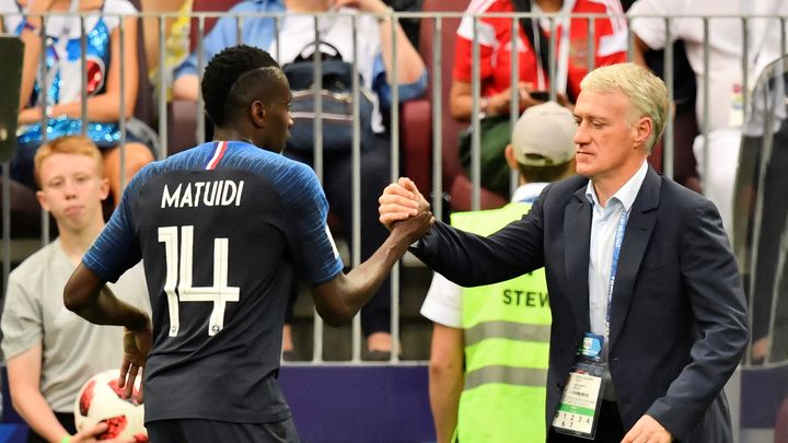 Blaise Matuidi et Didier Deschamps lors de la finale du Mondial, le 15 juillet 2018 à Moscou. (CHRISTOPHE SIMON / AFP)